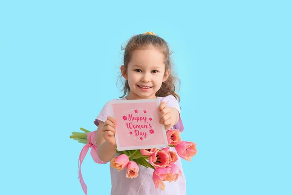Dziewczynka Kwiatami Kartką Życzeniami Międzynarodowy Dzień Kobiet Tle Koloru — Zdjęcie stockowe