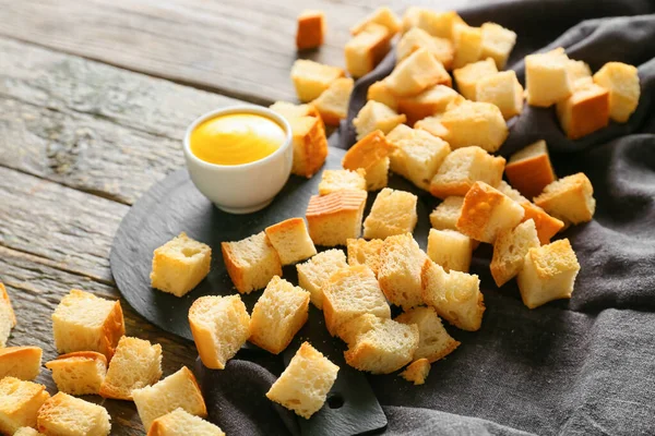 Many Crunchy Croutons Bowl Tasty Sauce Wooden Table — Stock Photo, Image
