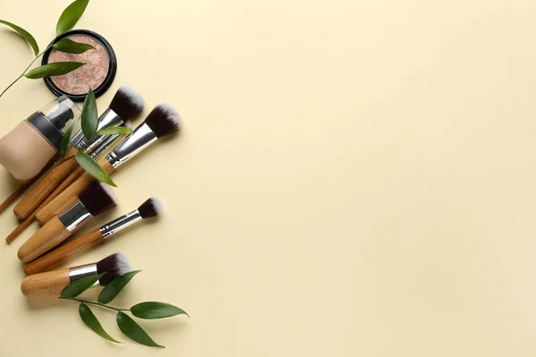 Skład Produktami Kosmetycznymi Pędzlami Makijażu Jasnym Tle Koloru Widok Góry — Zdjęcie stockowe
