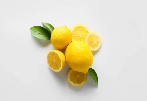 Citrons Mûrs Tranches Sur Fond Blanc Vue Dessus — Photo