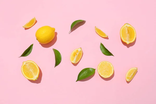 Багато Стиглих Лимонів Скибочок Рожевому Фоні Вид Зверху — стокове фото