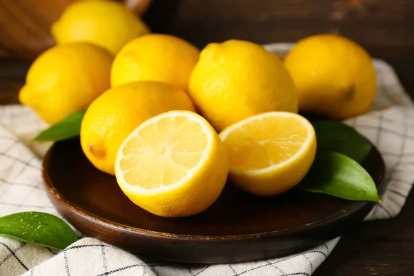 Assiette Avec Citrons Mûrs Sur Table — Photo