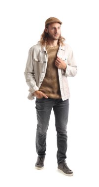 Beyaz arka planda yakışıklı bir adam.