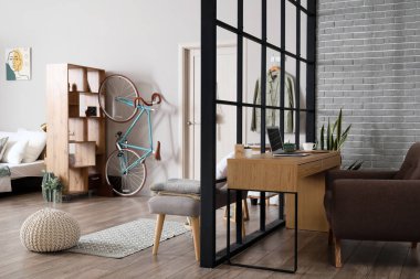 Modern mobilyaları ve bisikleti olan stüdyo dairesi.