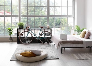 Bisikletli modern şık yatak odasının içi.