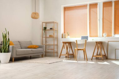 Modern çalışma odası ve kanepesi olan bir aydınlatma odası.