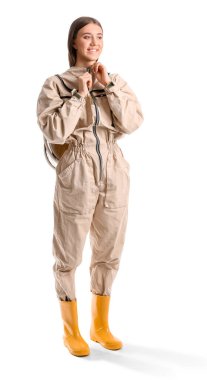 Beyaz arka planda koruyucu kıyafetli kadın arıcı.