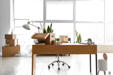 Taşındığı gün ofis içi mobilya ve eşyalarla dolu karton kutular.