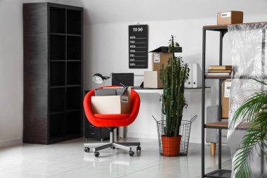 Taşındığı gün ofis içi mobilya ve eşyalarla dolu karton kutular.