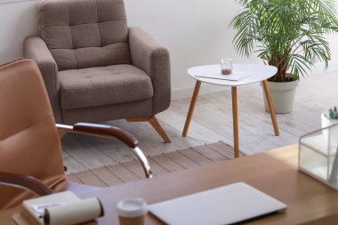 Kahve sehpası ve koltuğu olan ışık ofisinin içinde.