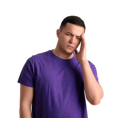 Beyaz arka plan üzerinde endişeli genç adam