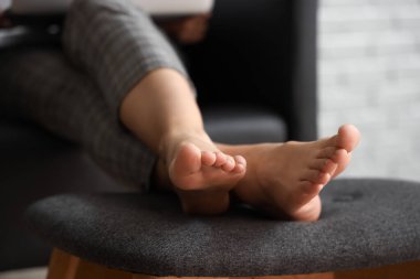 Dişi çıplak ayaklar sedirde, yakın plan.