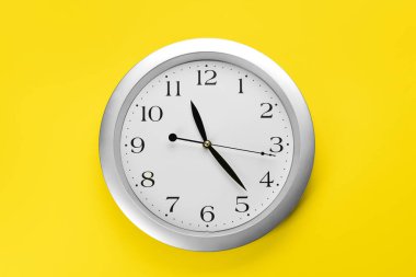 Sarı arkaplanda yeni modern saat