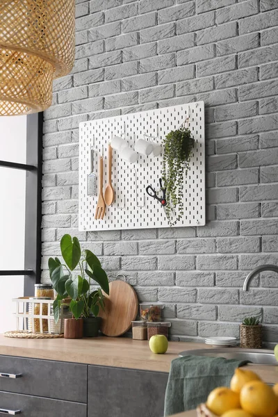 现代厨房灰色砖墙上有厨房用具的广告牌 — 图库照片