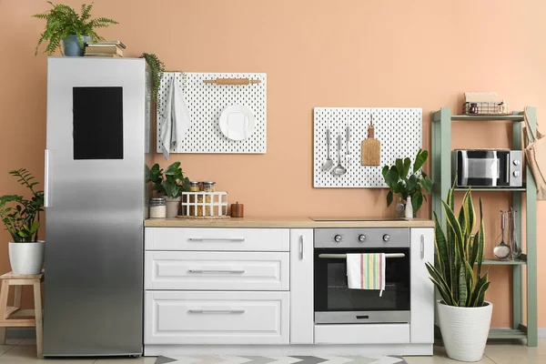 Interior Habitación Con Utensilios Cocina Muebles Modernos Cerca Pared Color — Foto de Stock