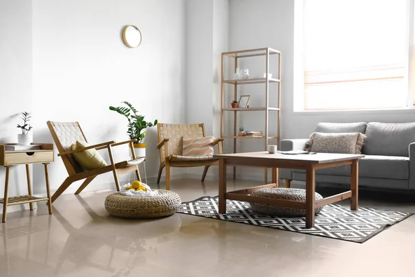 Interior Ruang Tamu Ringan Dengan Sofa Kursi Kayu Dan Unit — Stok Foto