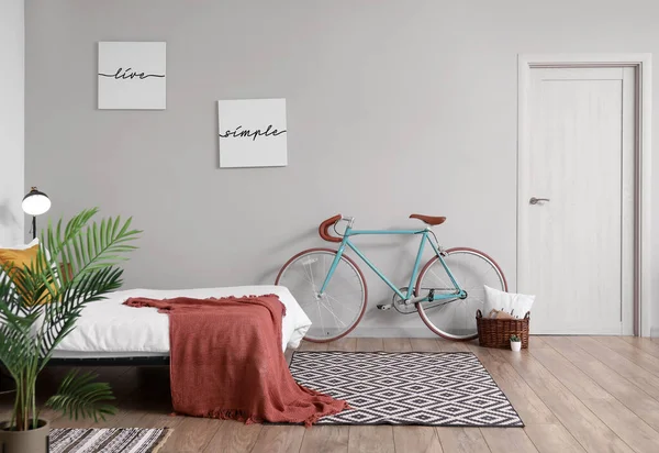 Rahat Yatağı Bisikleti Olan Şık Bir Yatak Odası — Stok fotoğraf