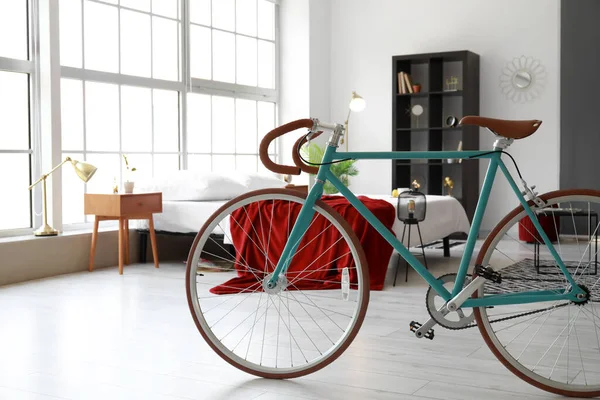 Bisikletli Modern Şık Yatak Odasının Içi — Stok fotoğraf