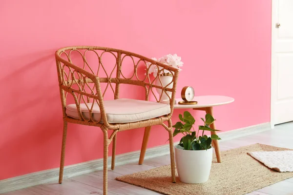 Άνετη Καρέκλα Και Τραπέζι Κοντά Στον Τοίχο Χρώμα Στο Εσωτερικό — Φωτογραφία Αρχείου