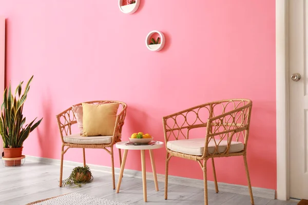 Wygodne Krzesła Stół Owocami Pobliżu Ściany Kolor Pokoju Wnętrza — Zdjęcie stockowe