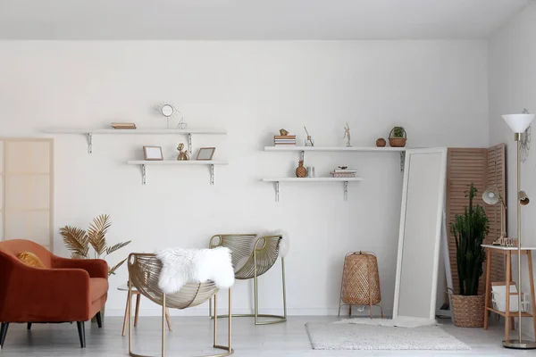 Intérieur Chambre Élégante Avec Fauteuils Miroir Décor Sur Des Étagères — Photo