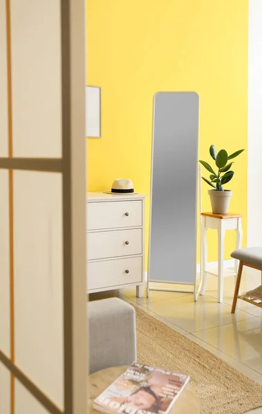 Συρταριέρα Και Καθρέφτης Κοντά Στον Τοίχο Χρώμα Στο Κομψό Εσωτερικό — Φωτογραφία Αρχείου