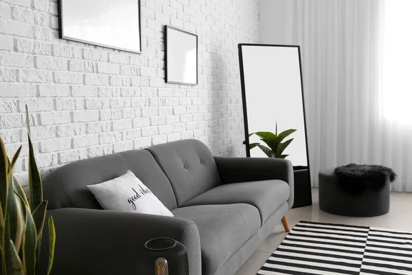 Comfortable Sofa Mirror White Brick Wall Living Room — Stock Photo, Image