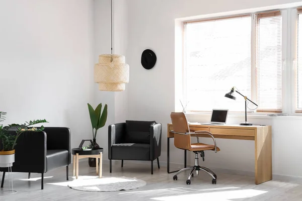 现代办公室的内部 有工作场所和黑色扶手椅 — 图库照片