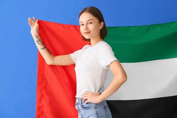 Красивая Молодая Женщина Флагом Оаэ Синем Фоне — стоковое фото