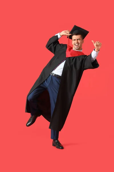 Νεαρός Απόφοιτος Που Χορεύει Κόκκινο Φόντο — Φωτογραφία Αρχείου