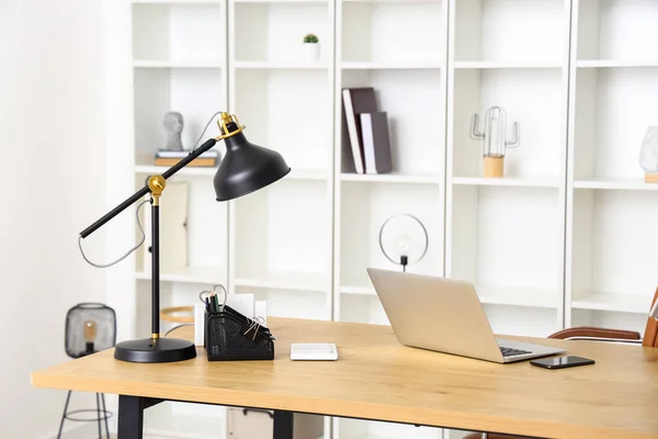 Modern Arbetsplats Med Laptop Och Lampa Ljust Kontor — Stockfoto