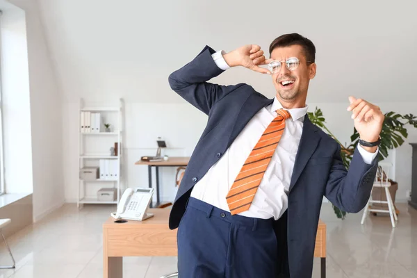 若手実業家をオフィスで踊る — ストック写真