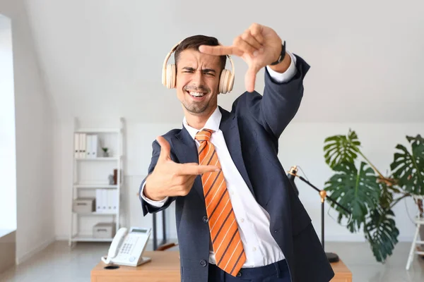 若いビジネスマンをオフィスでヘッドフォンで踊る — ストック写真
