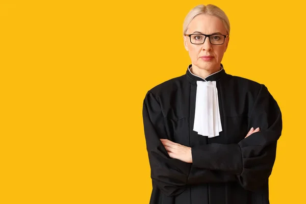 Volwassen Vrouwelijke Rechter Badjas Gele Achtergrond — Stockfoto