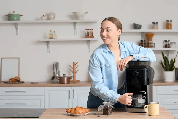 Jovem Com Máquina Café Moderna Cozinha — Fotografia de Stock