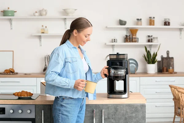 Young Woman Cup Coffee Machine Pot Kitchen — Stock Photo, Image
