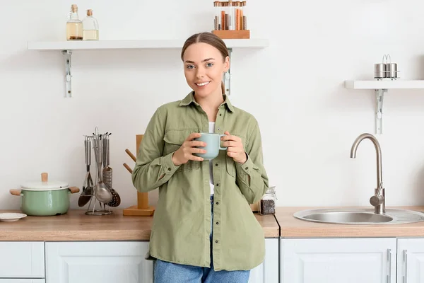 Jonge Vrouw Met Kopje Lekkere Koffie Keuken — Stockfoto