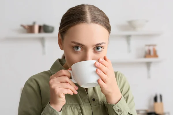 Jovem Mulher Bebendo Café Quente Cozinha Close — Fotografia de Stock