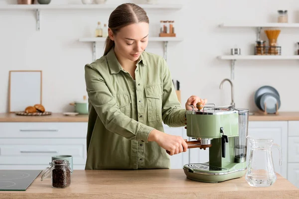 Jonge Vrouw Die Lekkere Koffie Zet Keuken — Stockfoto