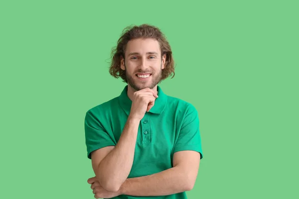 Hombre Guapo Sonriente Camiseta Sobre Fondo Verde —  Fotos de Stock