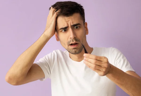 Jovem Preocupado Com Queda Cabelo Fundo Lilás — Fotografia de Stock