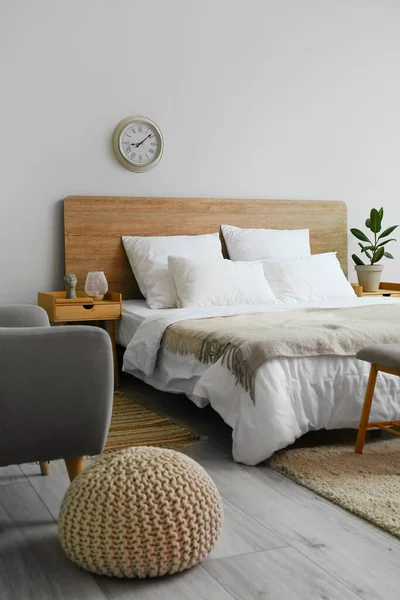 Comfortabel Bed Poef Klok Lichte Wand Het Interieur Van Kamer — Stockfoto
