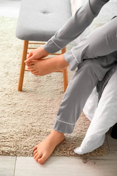 Jonge Vrouw Aanraken Van Haar Voet Slaapkamer — Stockfoto