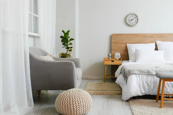 Comfortabel Bed Nachtkastje Fauteuil Klok Het Interieur — Stockfoto