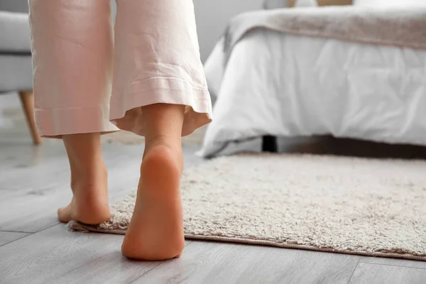 若い女性の裸の足のベッドルームで歩いて クローズアップ — ストック写真