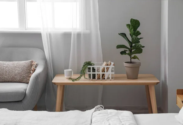 木製のテーブルとアームチェア付きの光の寝室のインテリア — ストック写真