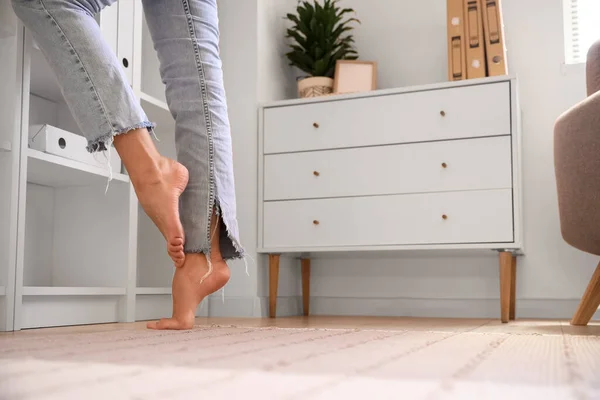 Legs Young Woman Book Shelf Home — Stock Photo, Image