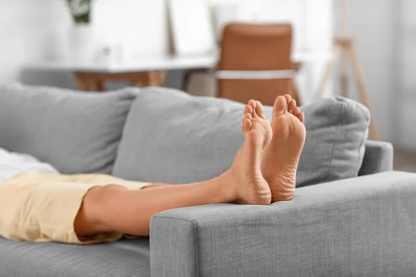 Barefoot Legs Young Woman Lying Sofa Home Closeup — Stock Photo, Image