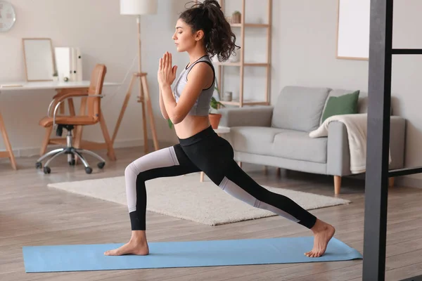 Joven Mujer Descalza Practicando Yoga Casa — Foto de Stock