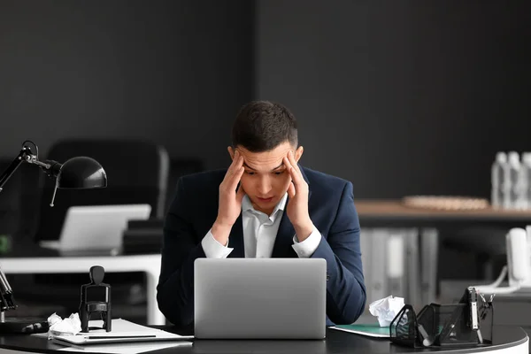 Jonge Gespannen Zakenman Aan Tafel Aan Het Werk — Stockfoto